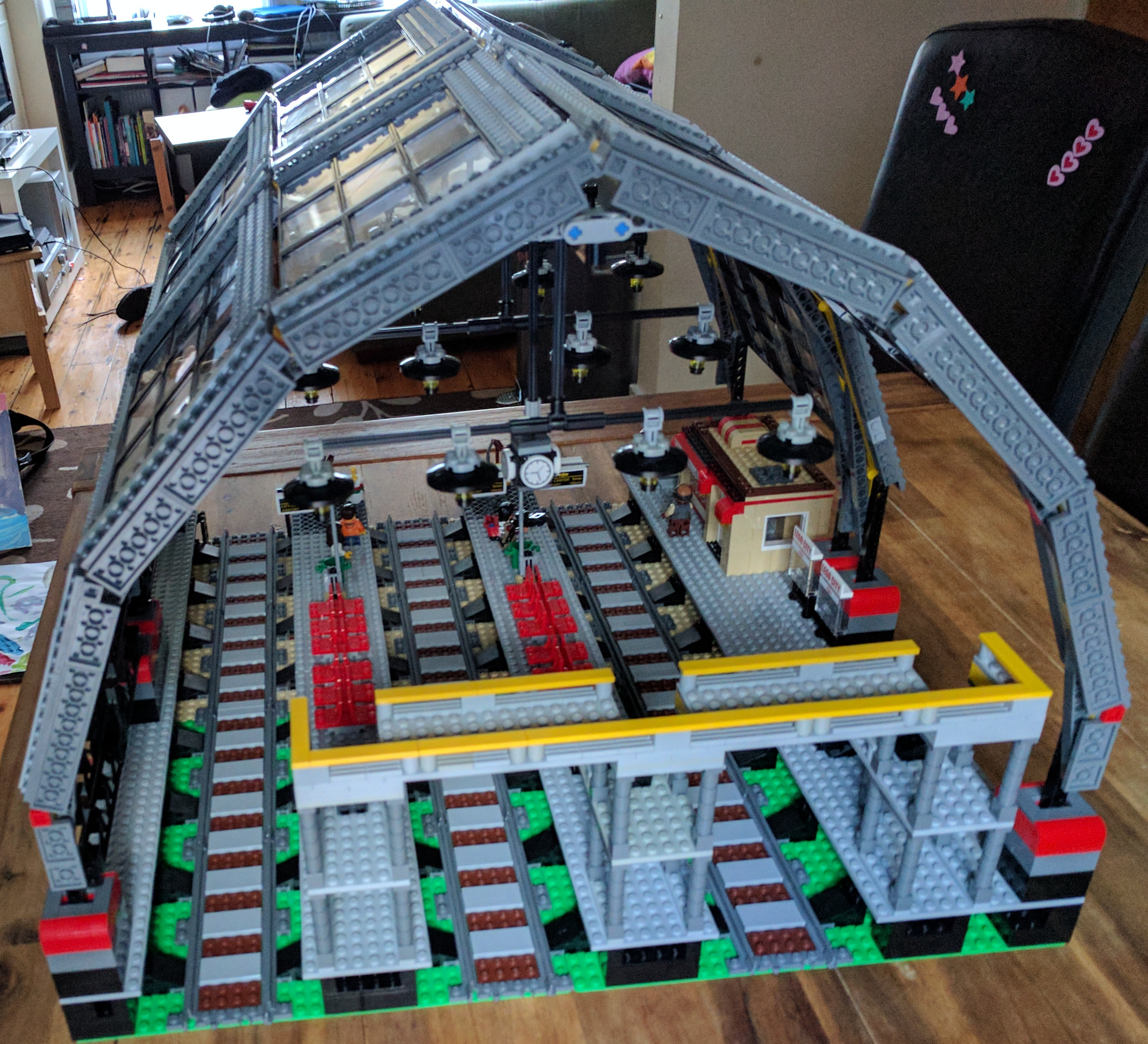 Огромный собрать. LEGO Miek. NYC Station LEGO. Большое лего. Лего большие платформы.